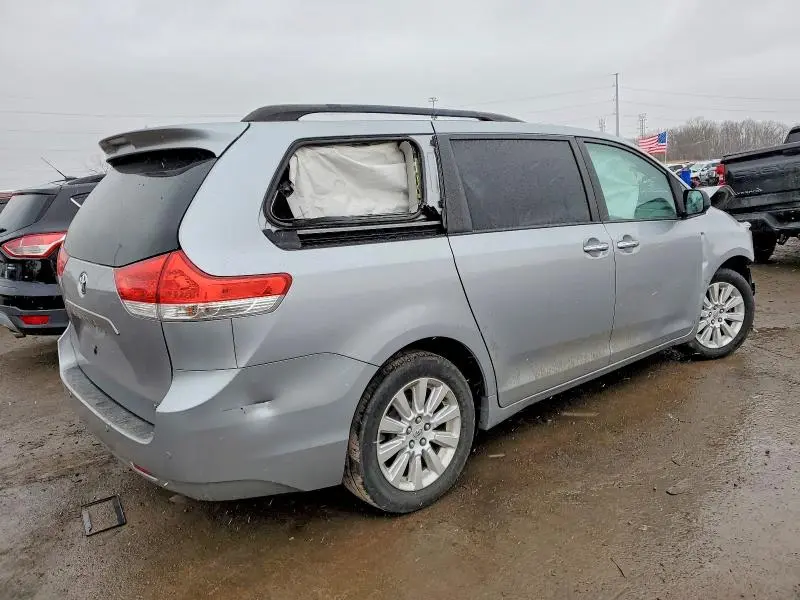 2011 TOYOTA SIENNA XLE  