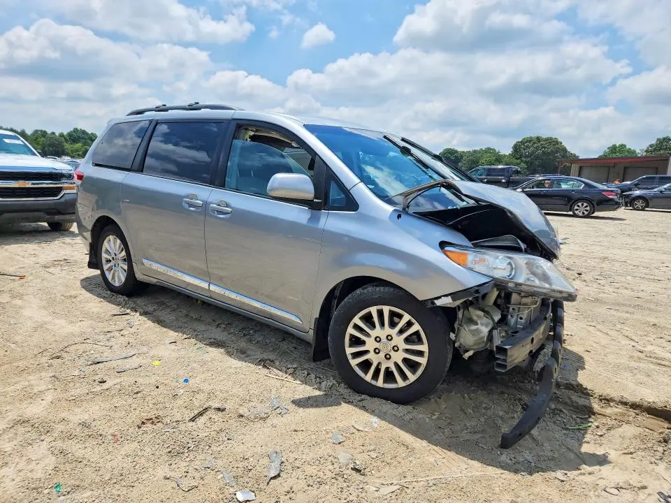 2011 TOYOTA SIENNA   