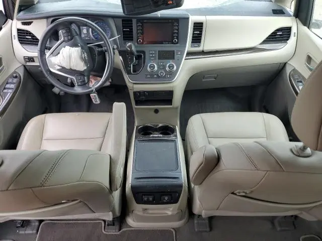 2020 TOYOTA SIENNA XLE  