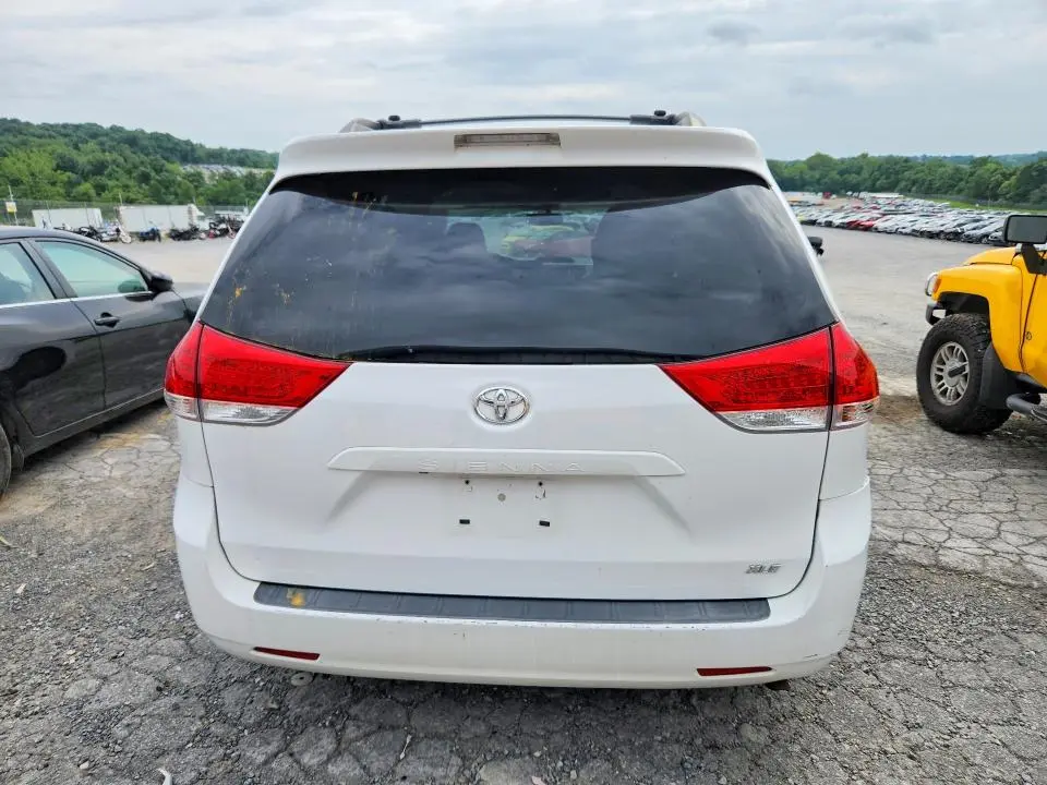 2014 TOYOTA SIENNA XLE 8-PASSENGER  