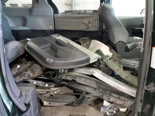 2021 TOYOTA SIENNA XLE  