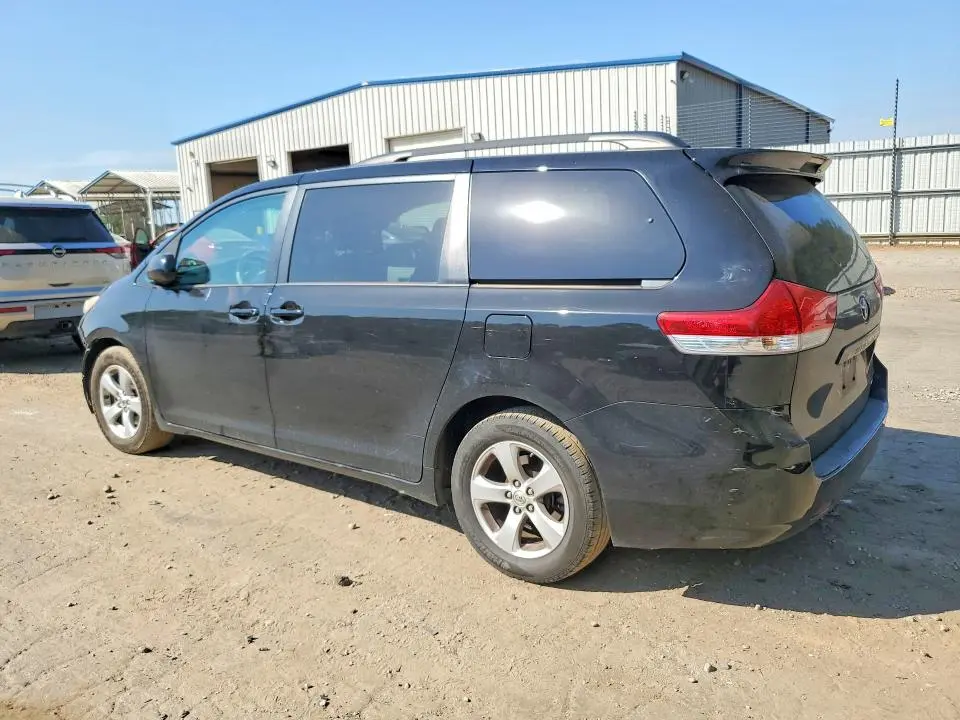 2013 TOYOTA SIENNA LE 8-PASSENGER  