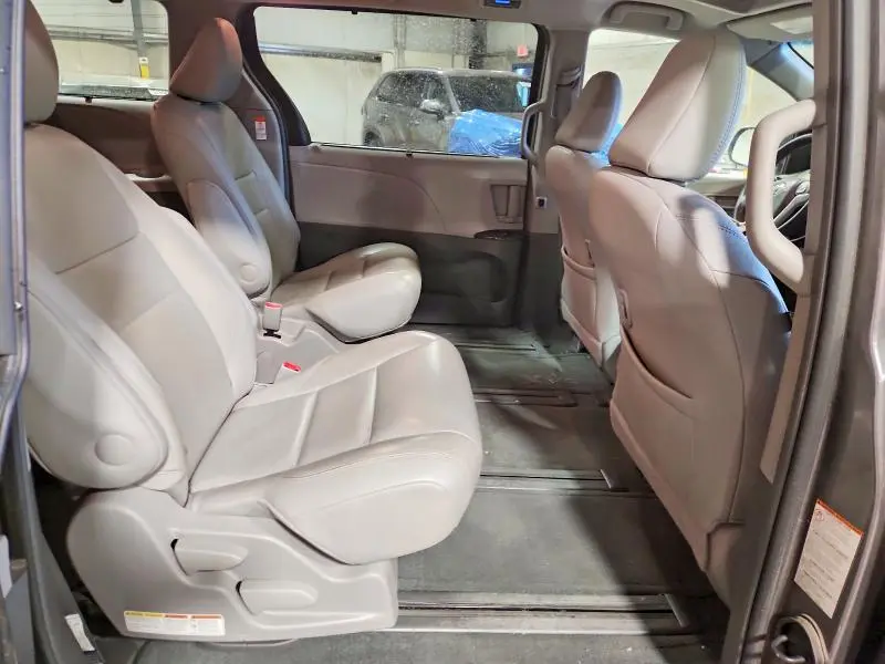 2017 TOYOTA SIENNA XLE 7-PASSENGER  