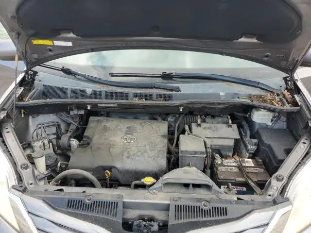 2024 TOYOTA SIENNA XLE  