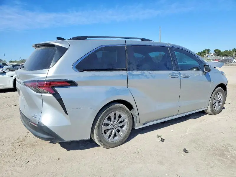 2022 TOYOTA SIENNA LE  