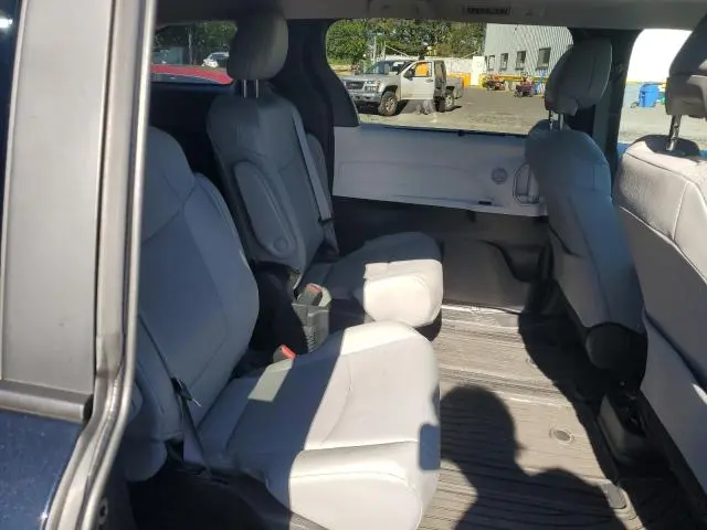 2025 TOYOTA SIENNA XLE  