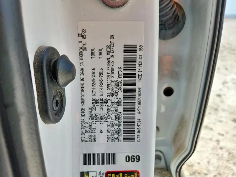 2022 TOYOTA TACOMA SR5 V6  