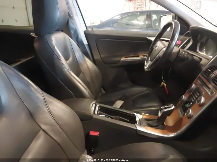 2017 VOLVO XC60 INSCRIPTION