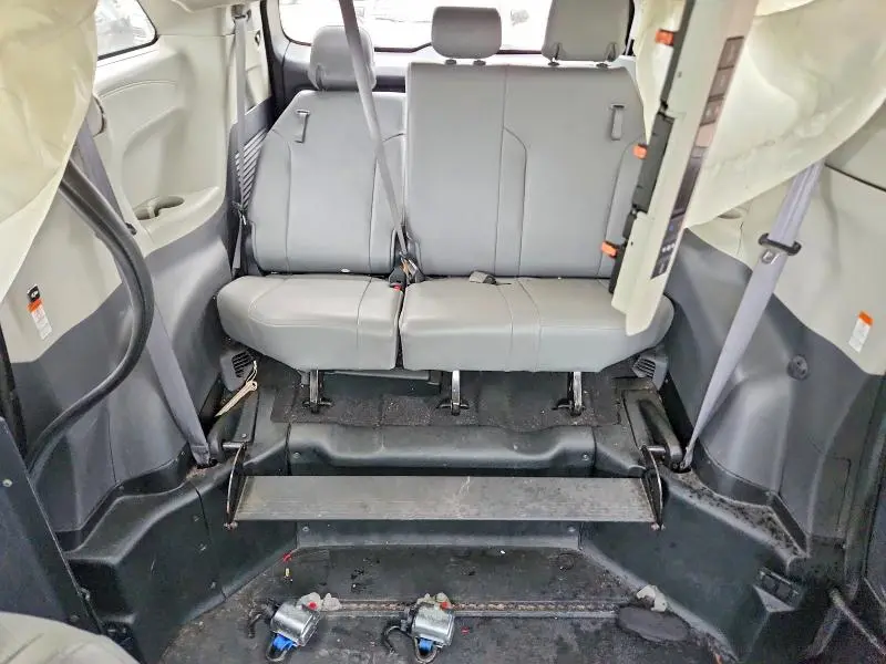 2021 TOYOTA SIENNA XLE  