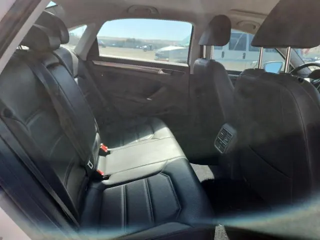 2018 VOLKSWAGEN PASSAT SE  