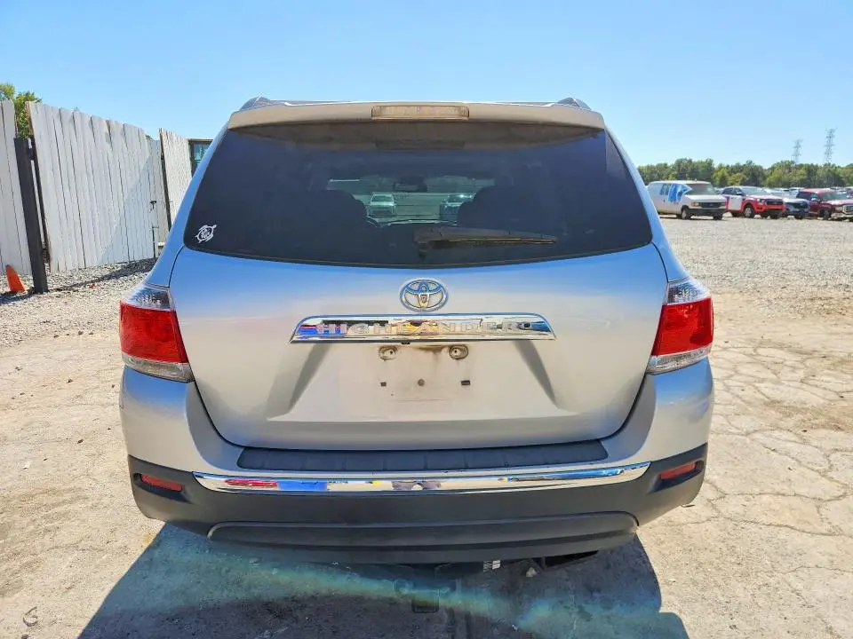 2013 TOYOTA HIGHLANDER SE  