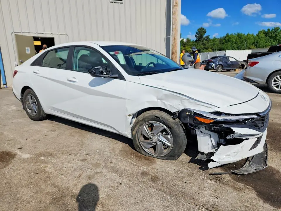 2024 HYUNDAI ELANTRA SE  