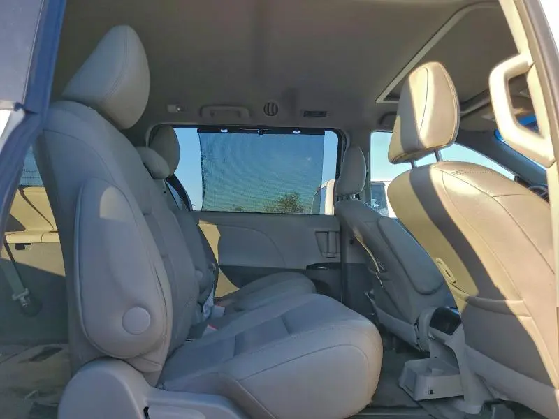 2015 TOYOTA SIENNA XLE  