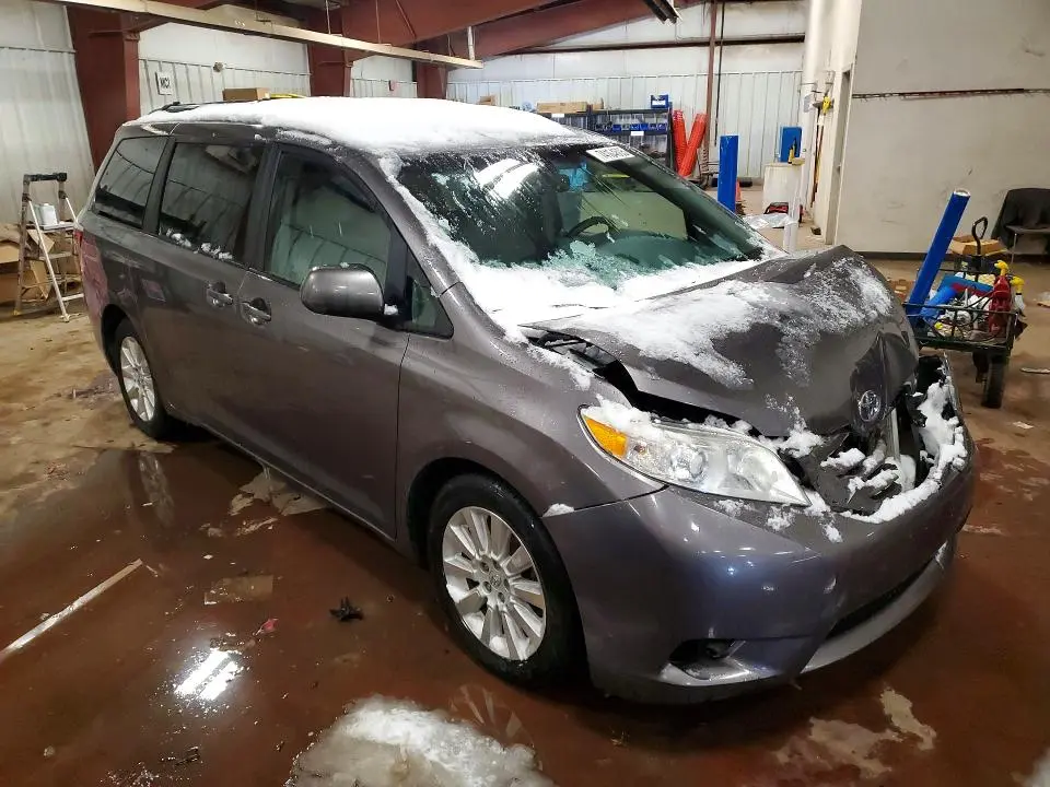 2015 TOYOTA SIENNA LE  