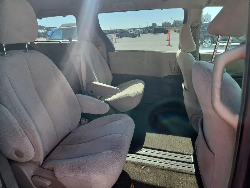 2014 TOYOTA SIENNA LE 8-PASSENGER  