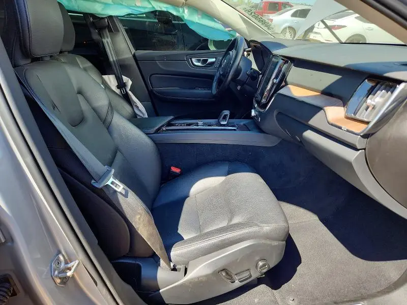 2022 VOLVO XC60 B5 MOMENTUM  