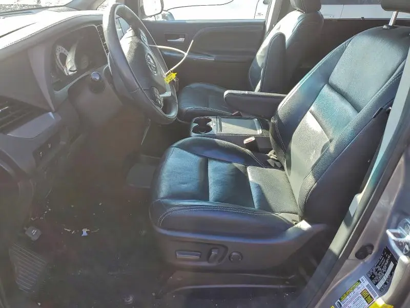 2017 TOYOTA SIENNA SE  