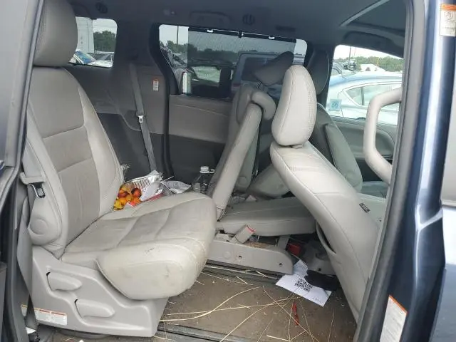 2017 TOYOTA SIENNA XLE