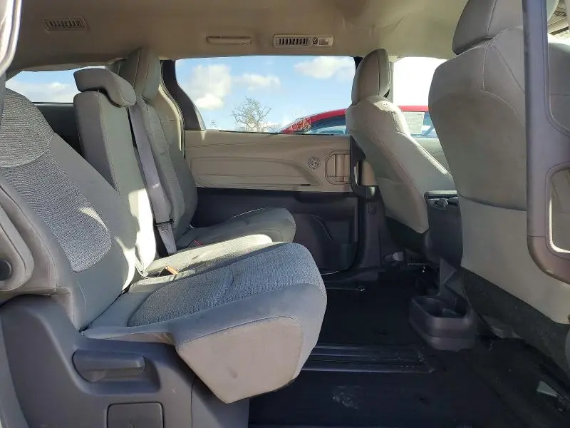 2021 TOYOTA SIENNA LE 8-PASSENGER  
