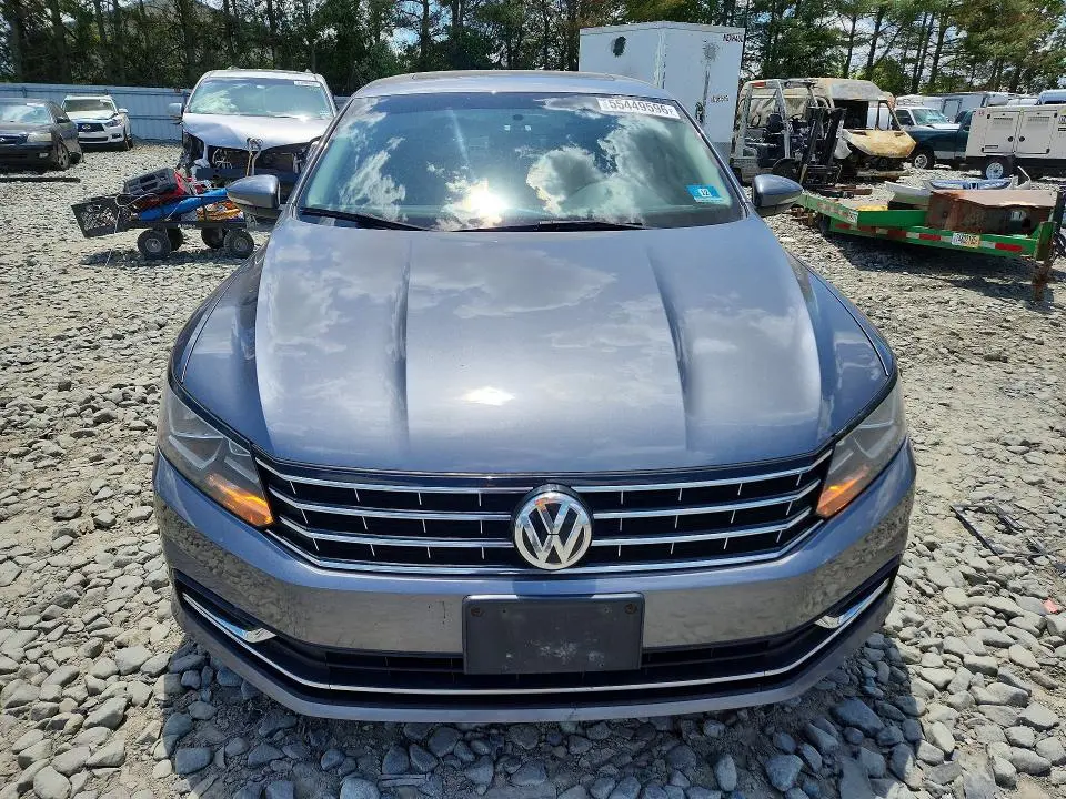 2018 VOLKSWAGEN PASSAT SE  
