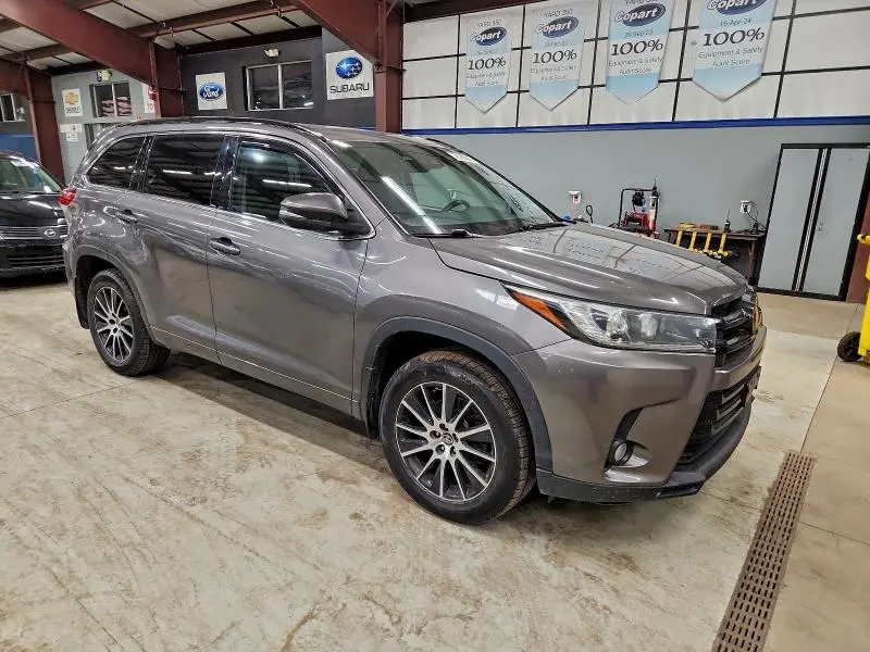 2017 TOYOTA HIGHLANDER SE  
