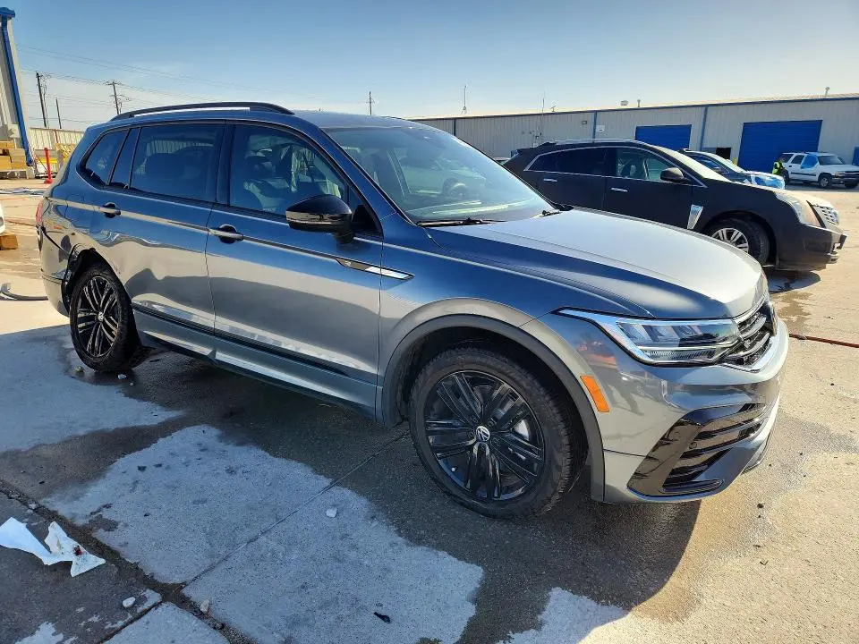 2022 VOLKSWAGEN TIGUAN SE R-LINE BLACK  