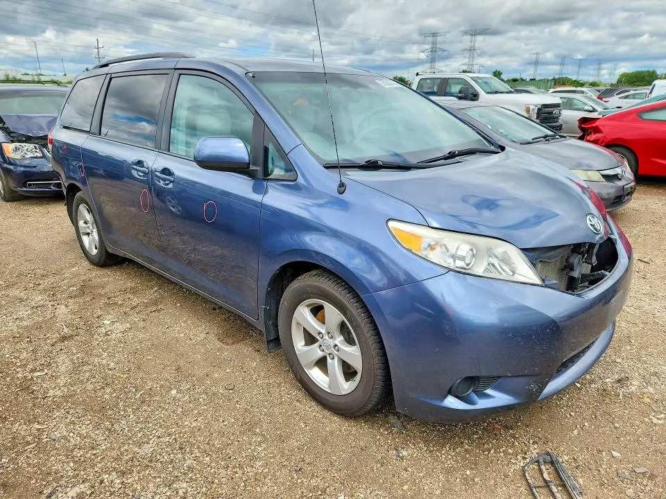 2013 TOYOTA SIENNA LE  