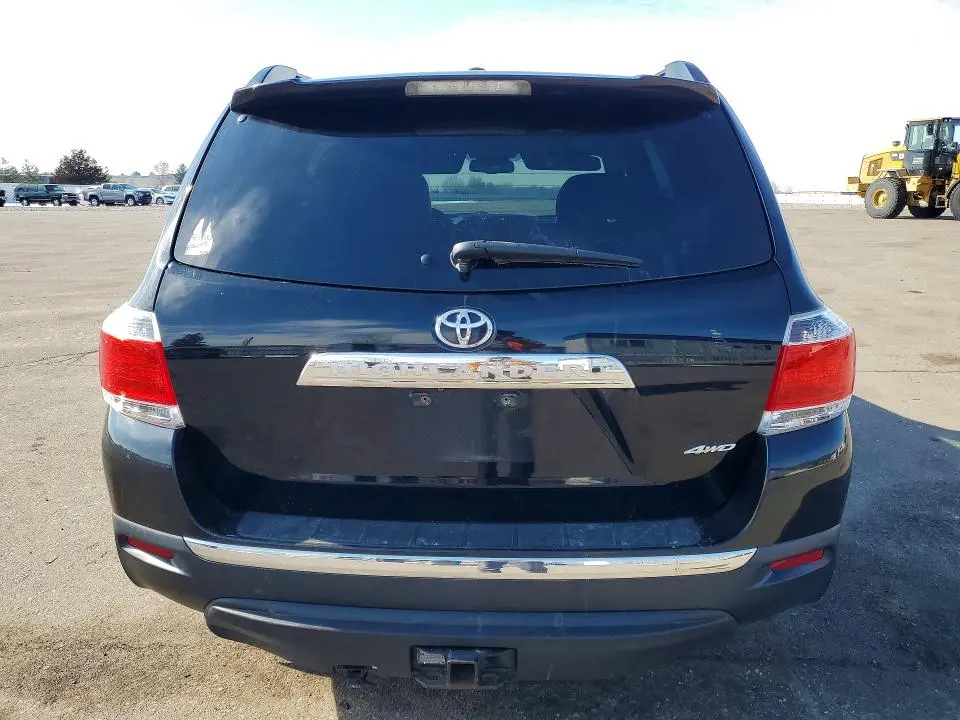 2011 TOYOTA HIGHLANDER SE  