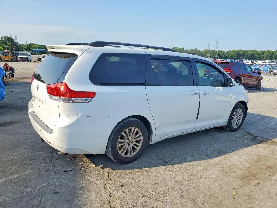 2014 TOYOTA SIENNA XLE 8-PASSENGER  