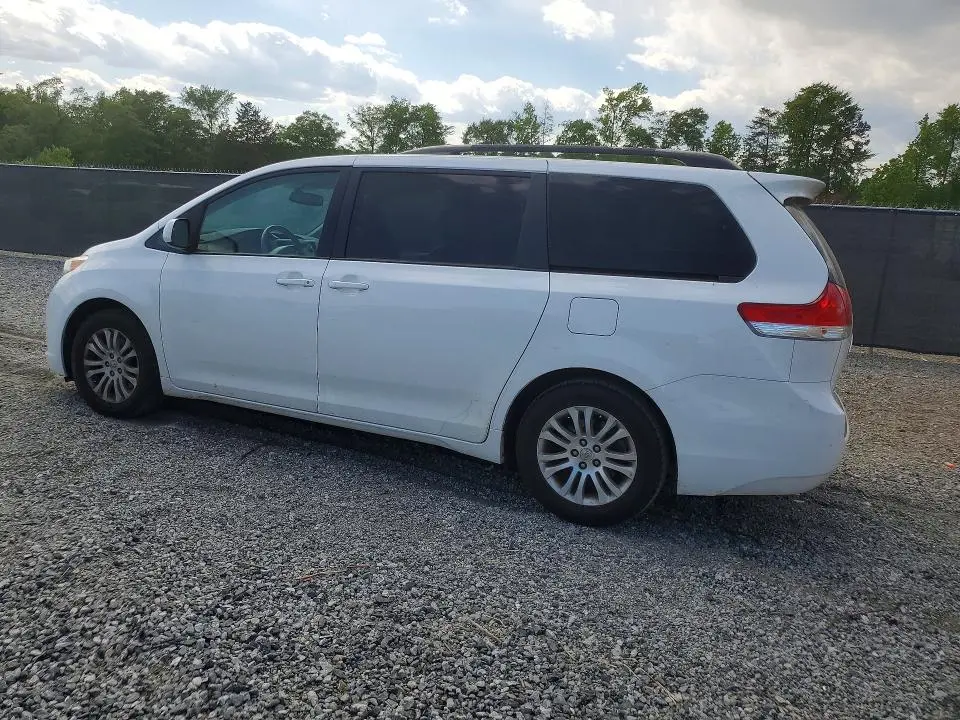 2013 TOYOTA SIENNA XLE 8-PASSENGER  
