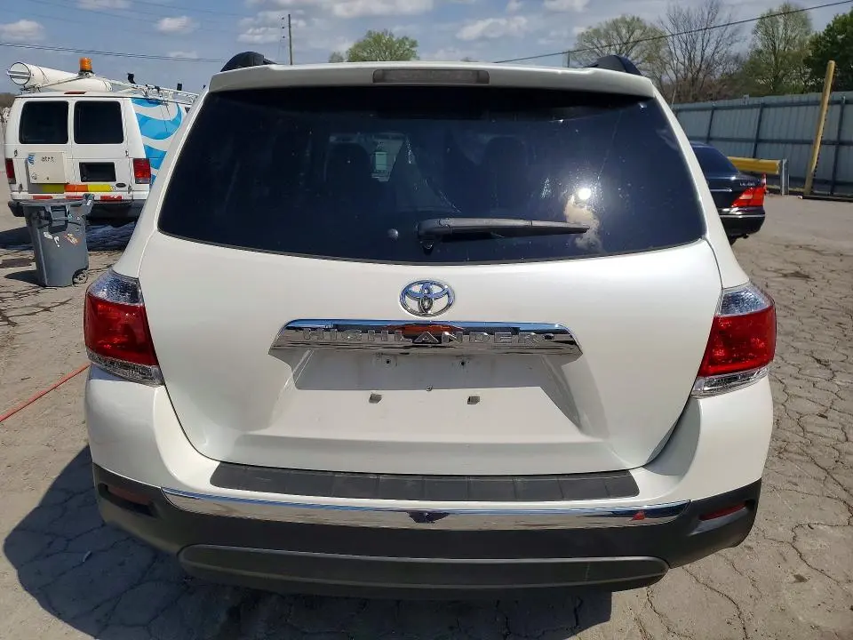2013 TOYOTA HIGHLANDER SE  