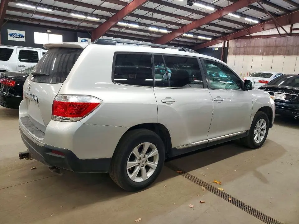 2011 TOYOTA HIGHLANDER SE  