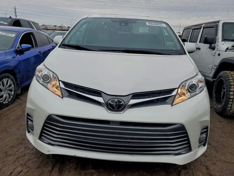 2020 TOYOTA SIENNA XLE  