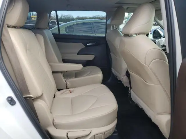 2021 TOYOTA HIGHLANDER XLE  