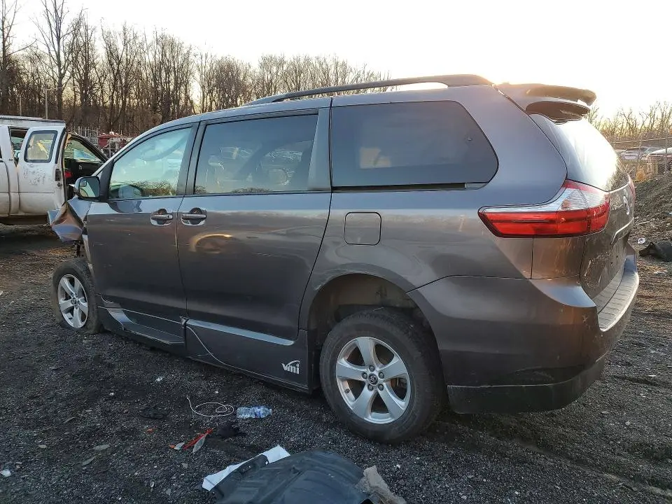 2019 TOYOTA SIENNA LE 8-PASSENGER  