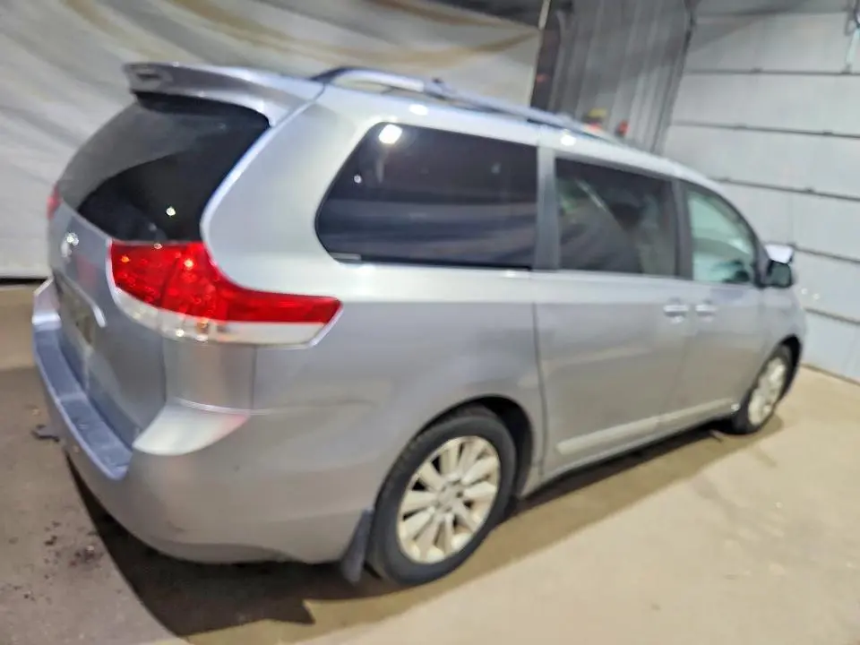 2011 TOYOTA SIENNA LE  