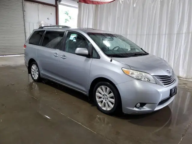 2013 TOYOTA SIENNA XLE  