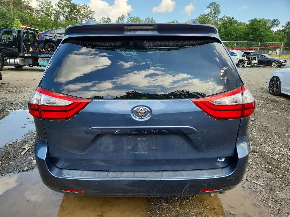 2017 TOYOTA SIENNA LE  