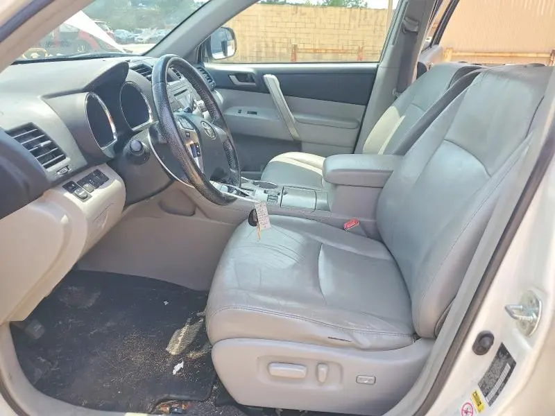 2011 TOYOTA HIGHLANDER SE  