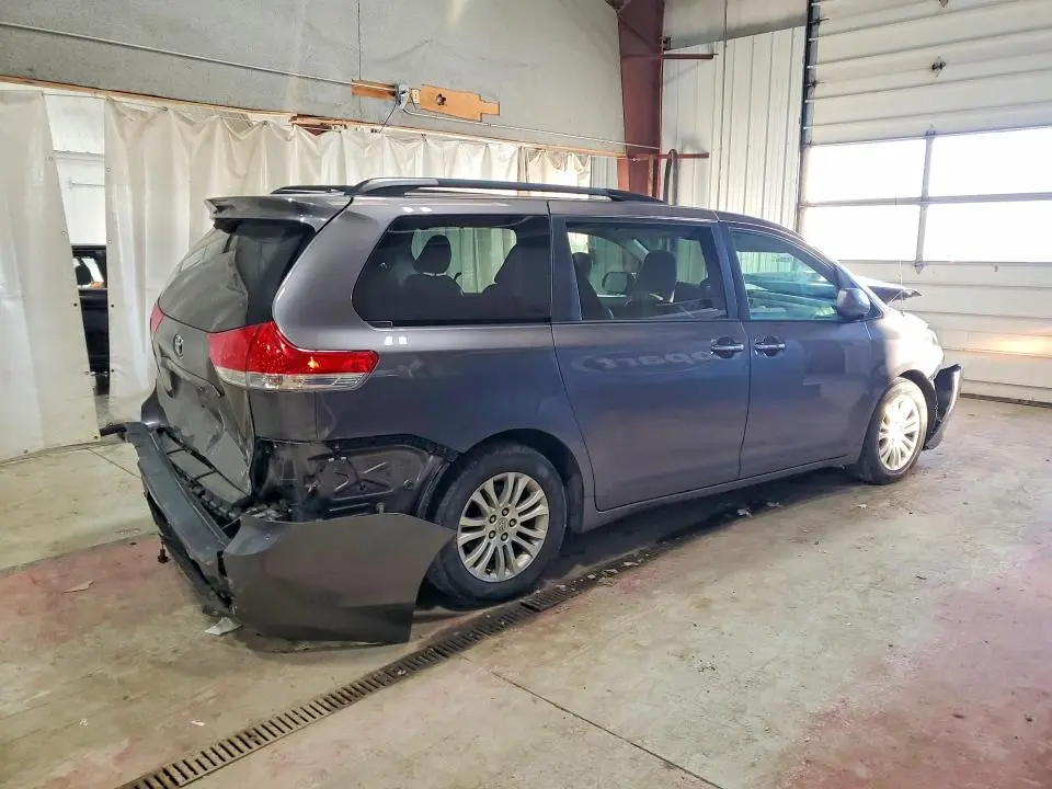 2014 TOYOTA SIENNA XLE 8-PASSENGER  