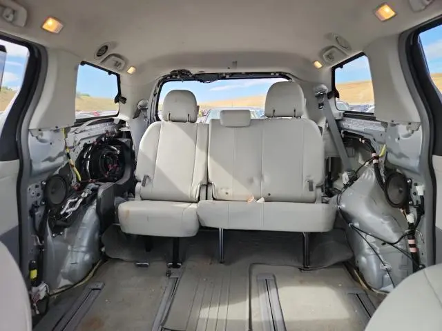 2011 TOYOTA SIENNA XLE  