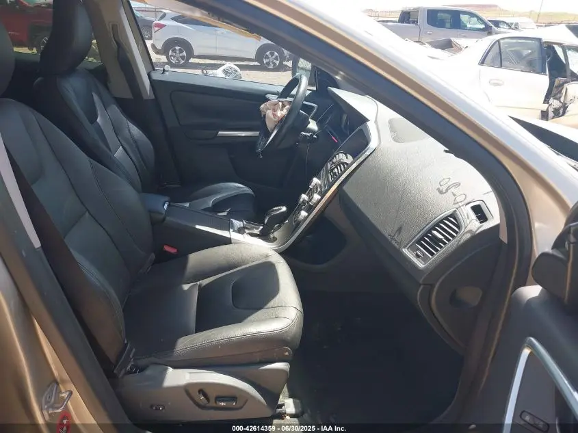 2016 VOLVO XC60 T5 DRIVE-E PLATINUM