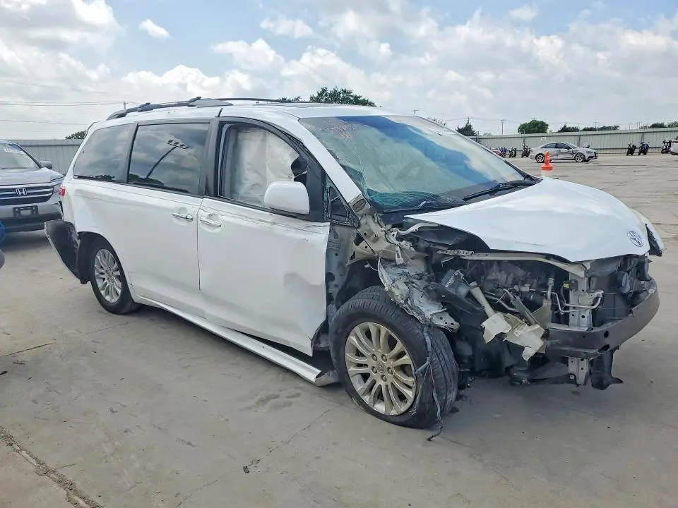 2013 TOYOTA SIENNA XLE 8-PASSENGER  
