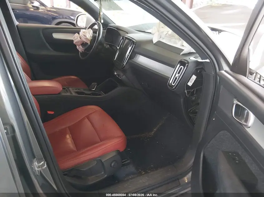 2019 VOLVO XC40 T5 MOMENTUM