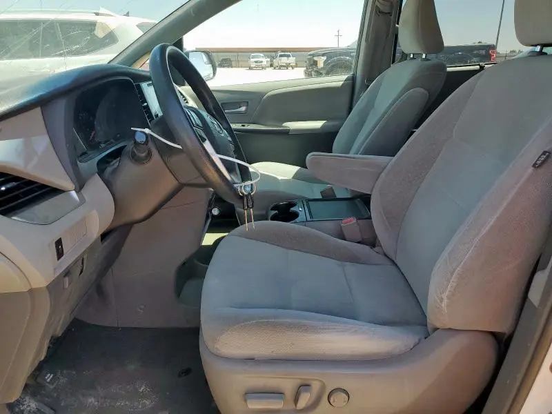 2016 TOYOTA SIENNA LE  