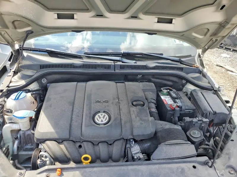 2011 VOLKSWAGEN JETTA SE  