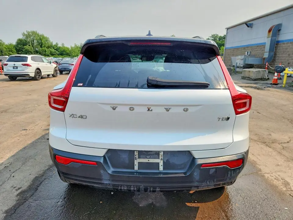 2022 VOLVO XC40 T5 R-DESIGN  
