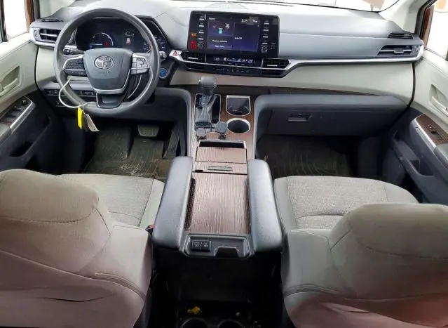 2021 TOYOTA SIENNA LE 8-PASSENGER  