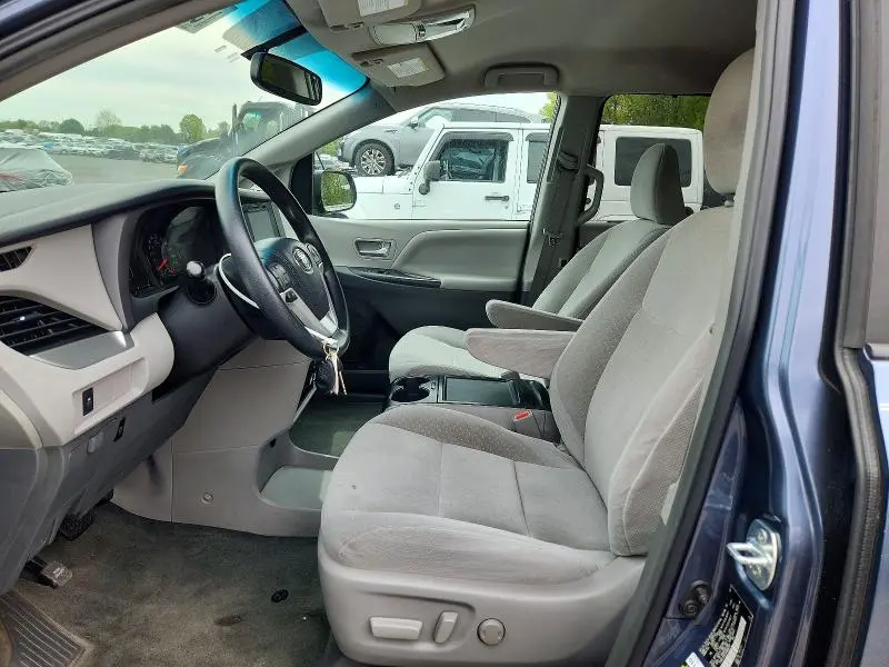 2017 TOYOTA SIENNA LE  