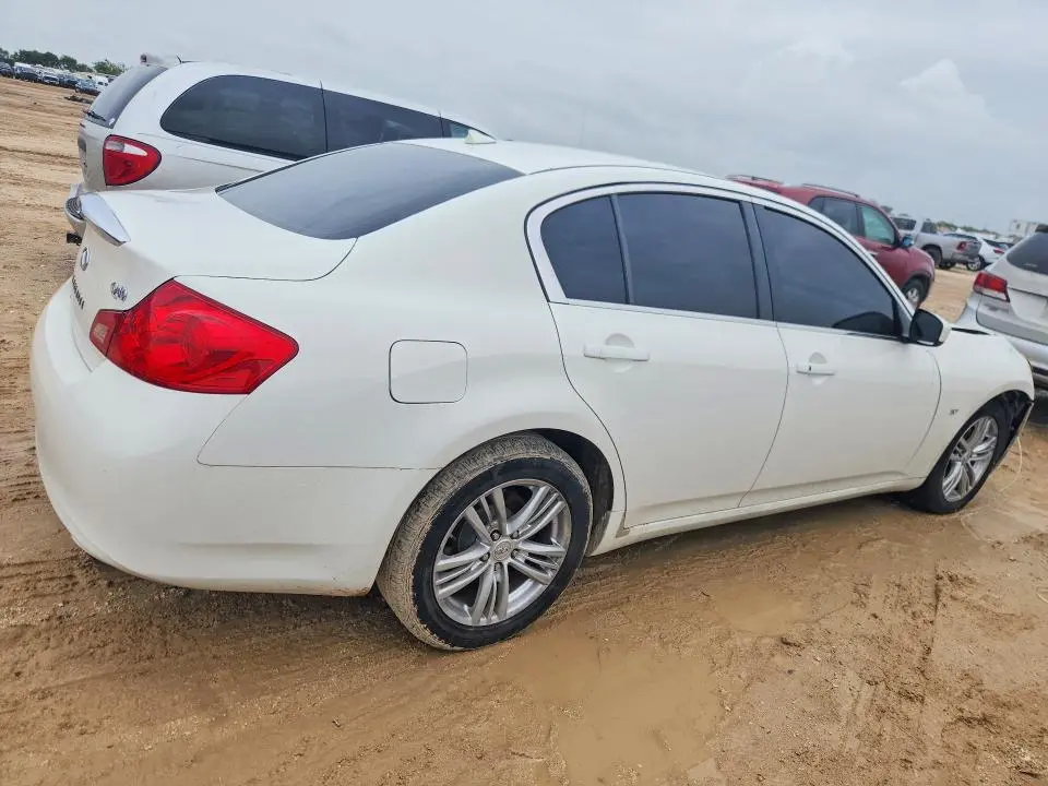 2015 INFINITI Q40 BASE  